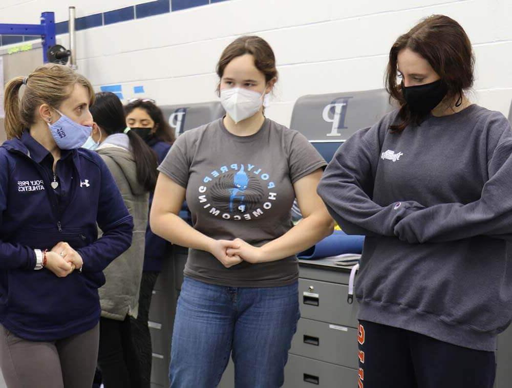 Alyssa Alaimo instructs CPR club